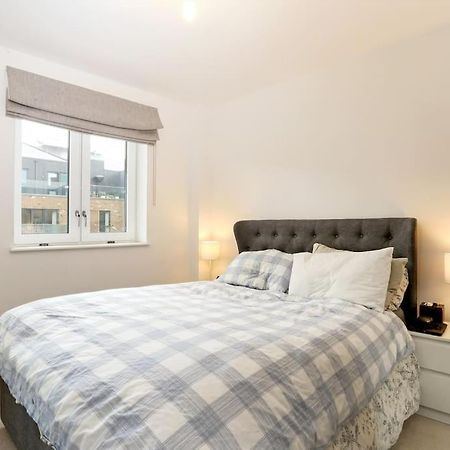 Idyllic Thames Riverside Apartment With Free Parking ไอล์เวิร์ธ ภายนอก รูปภาพ