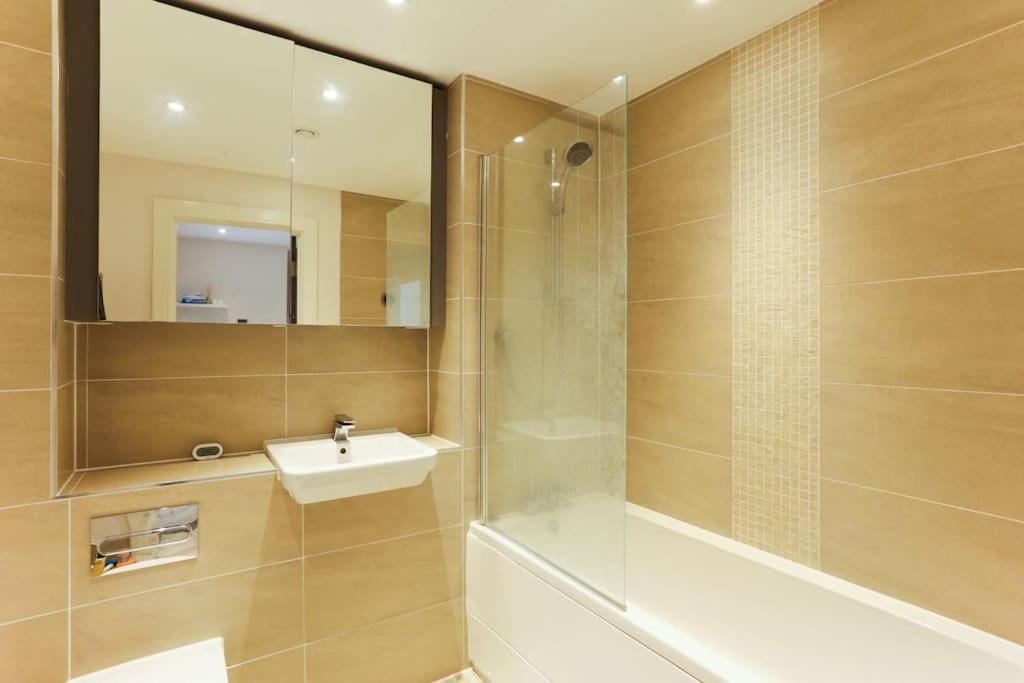 Idyllic Thames Riverside Apartment With Free Parking ไอล์เวิร์ธ ภายนอก รูปภาพ