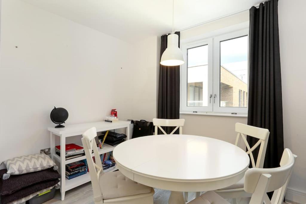 Idyllic Thames Riverside Apartment With Free Parking ไอล์เวิร์ธ ภายนอก รูปภาพ