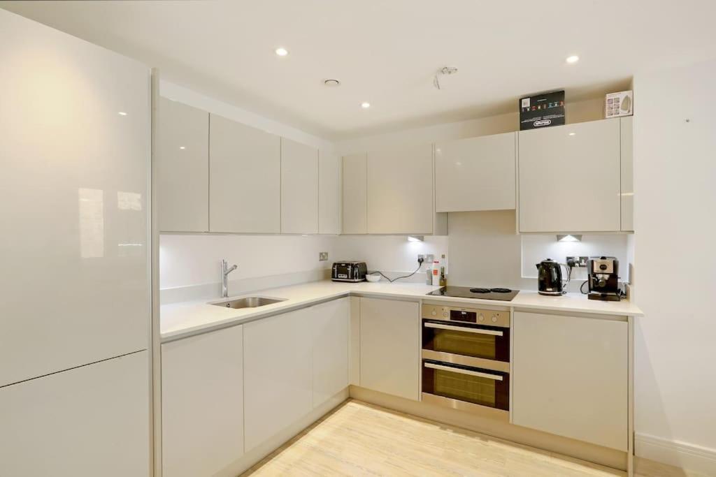 Idyllic Thames Riverside Apartment With Free Parking ไอล์เวิร์ธ ภายนอก รูปภาพ